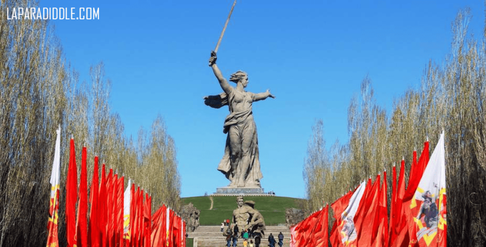 the motherland calls sculpture (1)